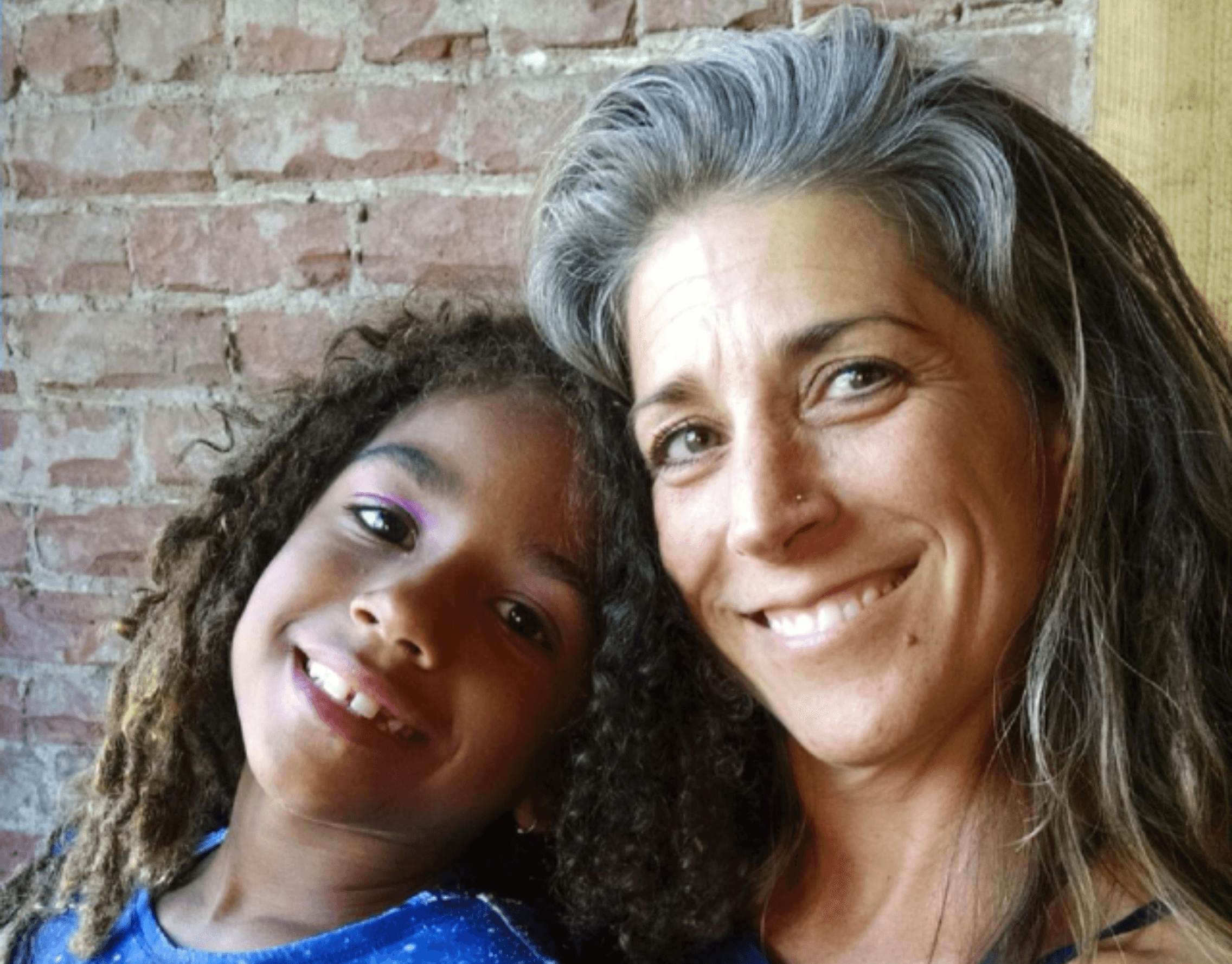 Mujer y su hijo felices por las ventajas de la declaración de la renta gratuita.